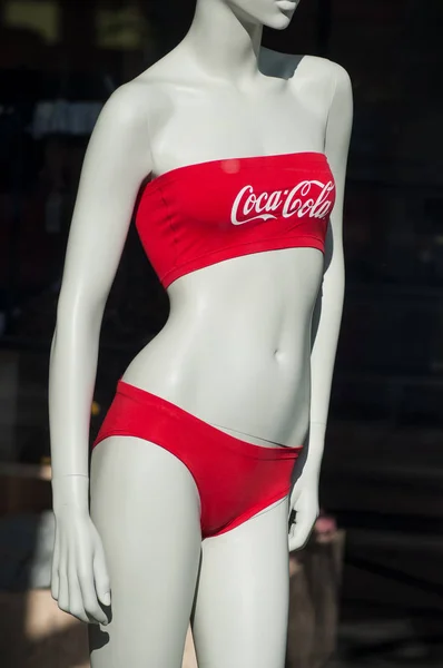 Logo cocacola sur soutien-gorge rouge sur mannequin dans le magasin fashon showroom — Photo