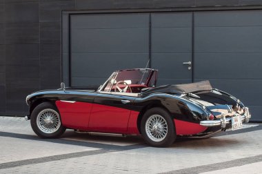  kırmızı ve siyah vintage araba cabrio sokakta park 