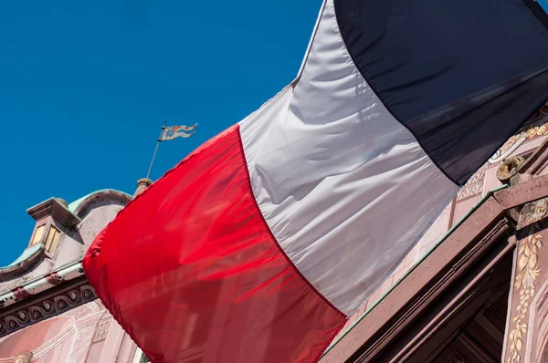 Bandeira francesa na fachada de construção na prefeitura em Mulhouse — Fotografia de Stock