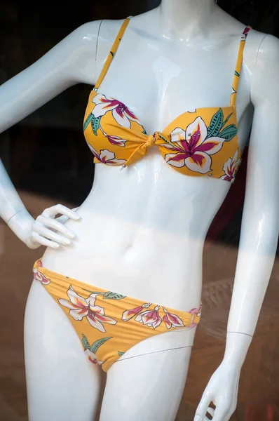 Żółte bikini na manekina w Showroom sklepu mody — Zdjęcie stockowe