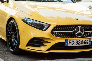 sarı Coupe Mercedes Benz Araba önü cadde Park