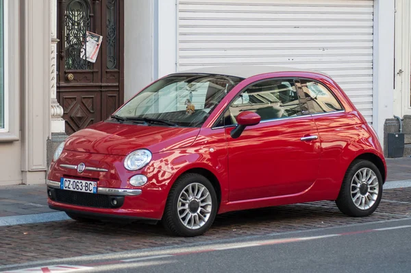 Rode Fiat 500 geparkeerd in de straat — Stockfoto