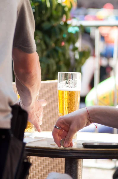 레스토랑 테라스에서 맥주를 지불 하는 사람의 손의 근접 촬영 — 스톡 사진