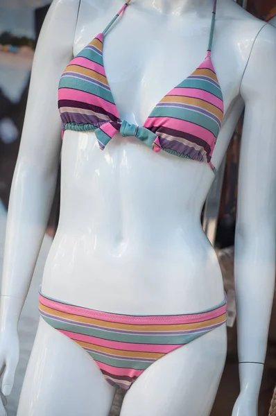 Zbliżenie różowy potknął bikini na manekina w Fashion Store — Zdjęcie stockowe