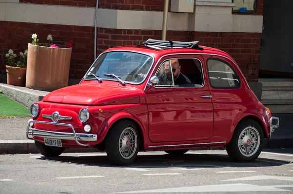 Старый красный Fiat 500 Abarth припаркован на улице — стоковое фото