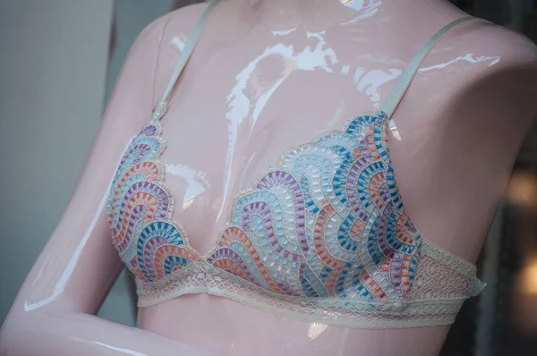 Moda mağazası showroom manken üzerinde pastel sutyen — Stok fotoğraf
