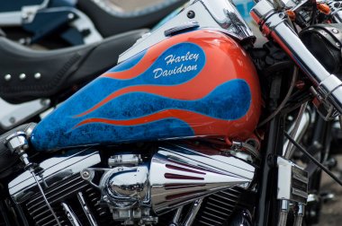 Harley Davidson motosiklet sokakta park tank boyama