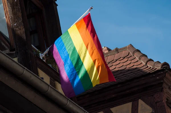 Närbild av Pride flagga på fönster av byggnaden — Stockfoto