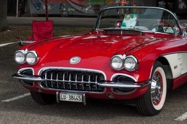 Chevrolet marka kırmızı Vintage Amerikan araba ön