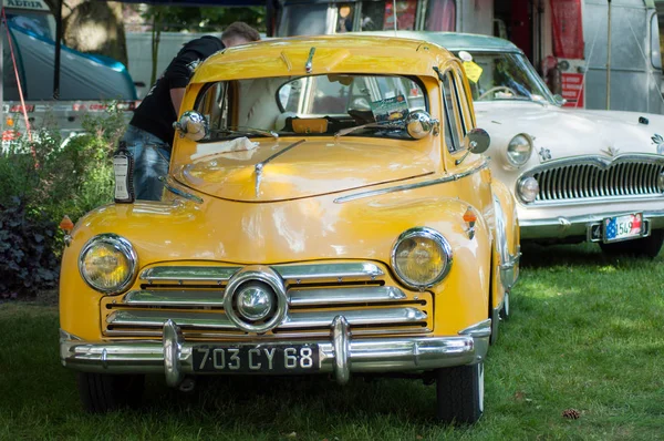Yellow vintage american car — Stock Photo, Image