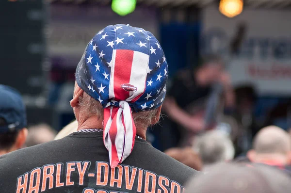 Harley Dadidson biker with american flag on head — Stock Photo, Image