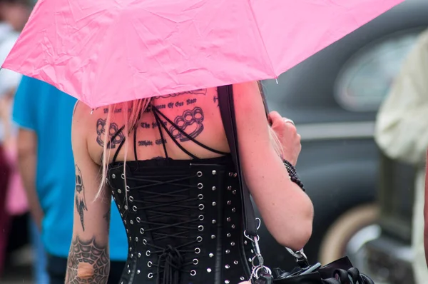 Sexy Tattoo meisje met roze paraplu — Stockfoto