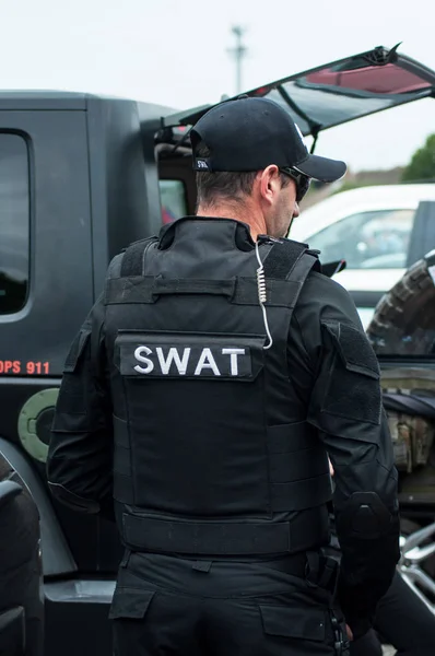 Hombre con uniforme de policía SWAT — Foto de Stock