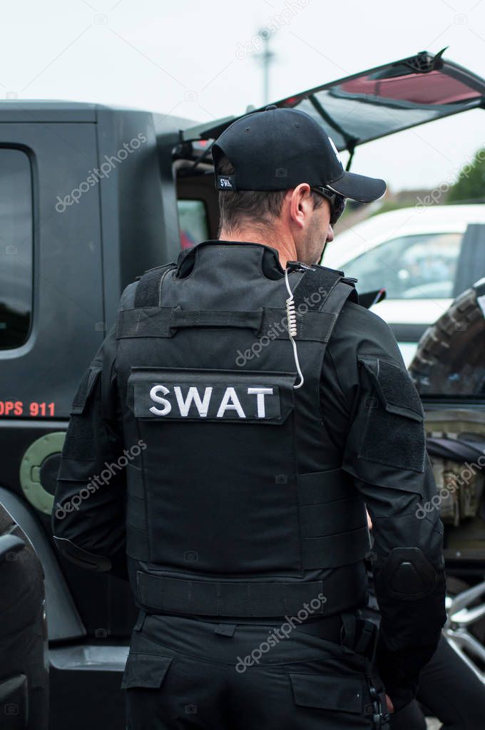 Hombre con uniforme de policía SWAT — Foto editorial de stock