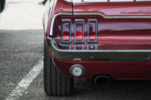 楽しいカーショーイベントで赤いフォードマスタングリアライト — ストック写真