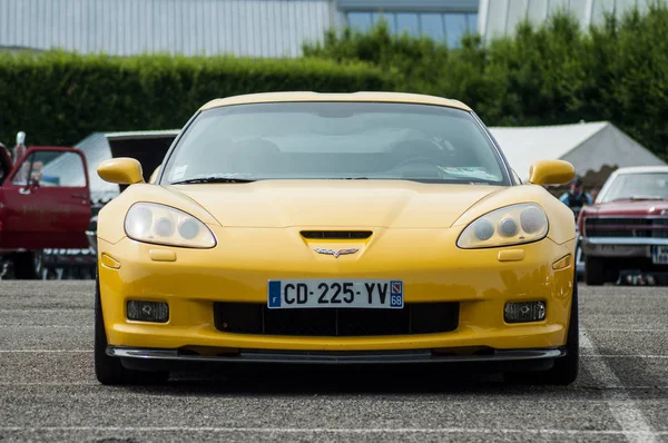 Ročník americké žluté Corvette front zaparkované při zábavním autě show — Stock fotografie