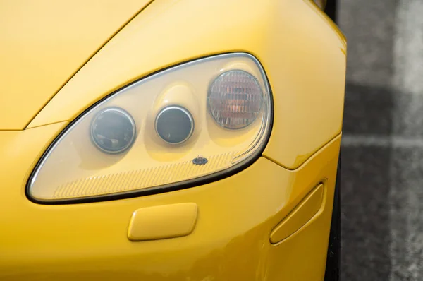 Amarillo Corvette luz delantera estacionado en el evento divertido espectáculo de coches — Foto de Stock