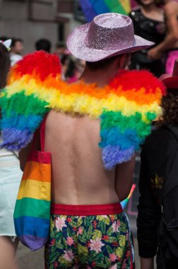 Gay gurur geçit töreni sırasında melek gökkuşağı kanatları giyen adam portre 2019