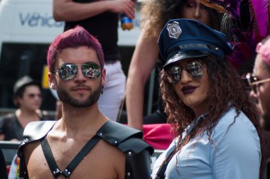 Eşcinsel gurur geçit töreni sırasında poz kostüm ve güneş gözlüğü ile Lgbt insanların portresi 2019