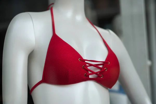 Piros bikini a manöken a divatház bemutatóteremben — Stock Fotó