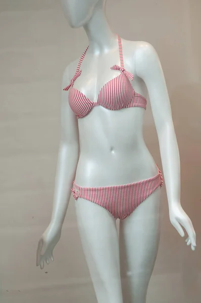 Bikini rayé rouge sur mannequin dans un magasin de mode — Photo