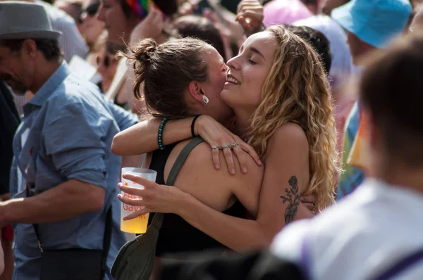 Portret van twee lesbische meisjes knuffelen tijdens de Gay Pride parade 2019 — Stockfoto