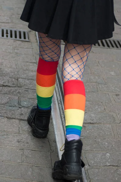 Regenboog sokken op lesbische meisje wandelen in de straat — Stockfoto