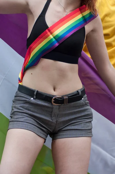 Лесбиянка в коротких танцах с флагом гордости — стоковое фото