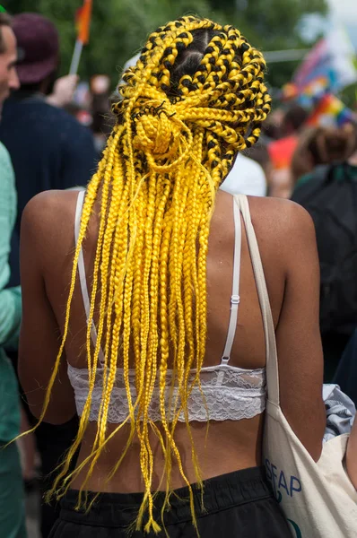 Портрет сексуальну лесбійську дівчину з жовтими волосками і білим ліфтом під час гей-параду 2019 — стокове фото