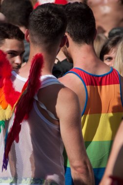 Gay gurur geçit töreni sırasında melek ve rainwox teeshirt gökkuşağı kanatları giyen erkekler üzerinde portre 2019
