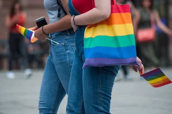 Meninas lésbicas andando na rua com saco de arco-íris — Fotografia de Stock
