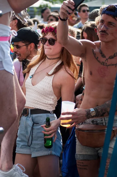 Portret van LGBT-mensen dansen tijdens de Gay Pride parade 2019 — Stockfoto