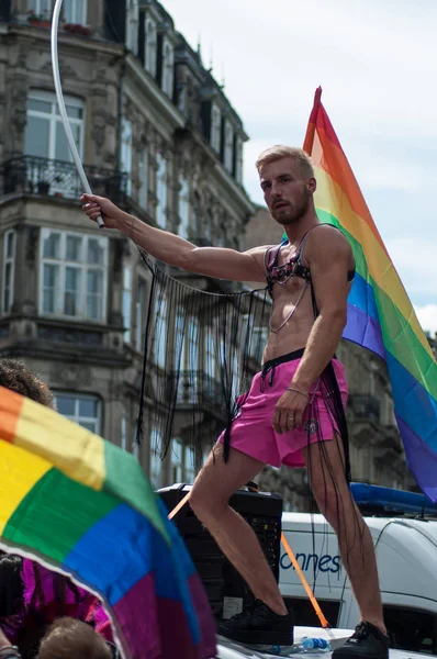 Retrato de personas LGBT con bandera de arco iris en camión durante el desfile del orgullo gay 2019 —  Fotos de Stock