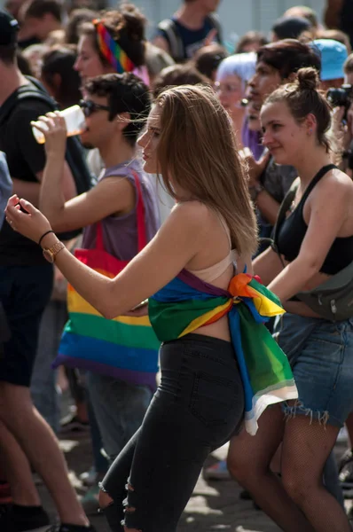 Retrato de personas LGBT bailando durante el desfile del orgullo gay 2019 —  Fotos de Stock