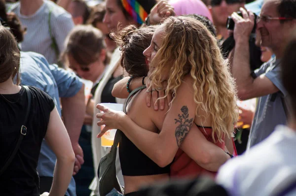 Strasburg-Francja-15 czerwca 2019-portret dwojga lesbijek — Zdjęcie stockowe