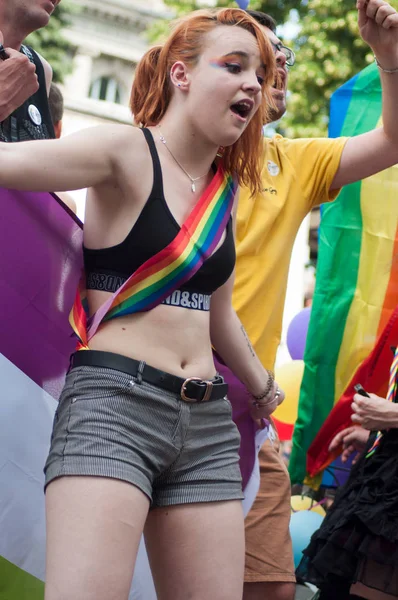 ゲイプライドパレード2019中にプライドフラグスカーフで短いダンスを着てレズビアンの女の子の肖像画 — ストック写真