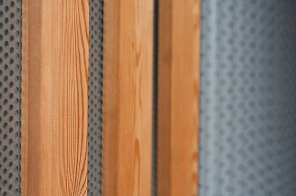 Primo piano della moderna texture metallica e in legno sulla facciata bulding — Foto Stock