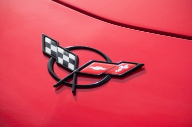 Eğlenceli araba gösterisi olay park kırmızı araba Corvette logosu closeup