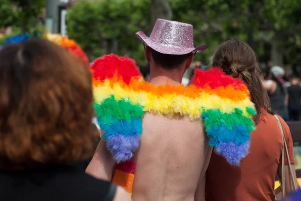 Hombre con alas de arcoíris de ángel durante el desfile del orgullo gay 2019 — Foto de Stock