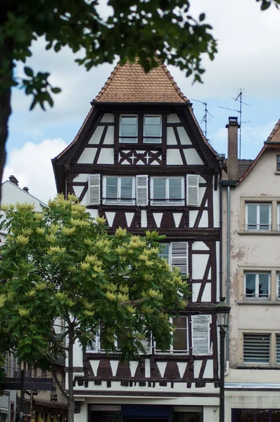 Primo piano dell'architettura tradizionale al Kleber place di Strasburgo — Foto Stock