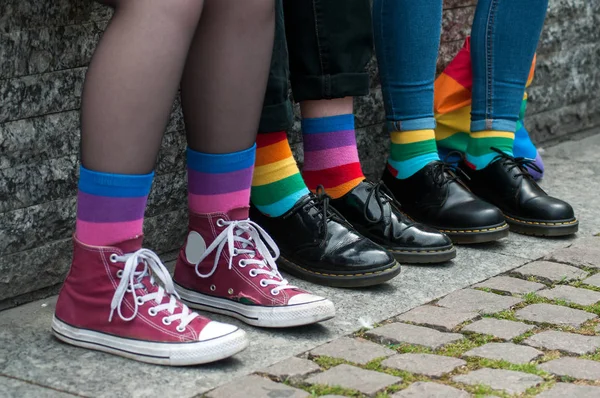 ベンチに座っているレズビアンの女の子に虹の靴下のクローズアップ — ストック写真