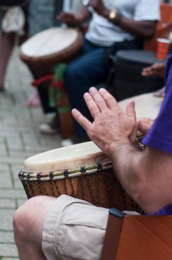 adam closeup Afrika davul açık eller
