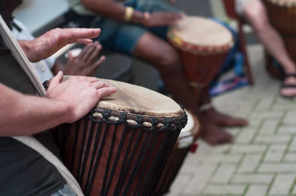 Close-up de homem mãos em tambores africanos no exterior — Fotografia de Stock