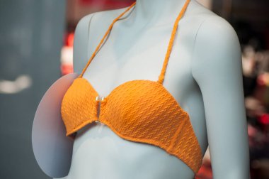 moda mağazası showroom manken üzerinde sarı bikini closeup 