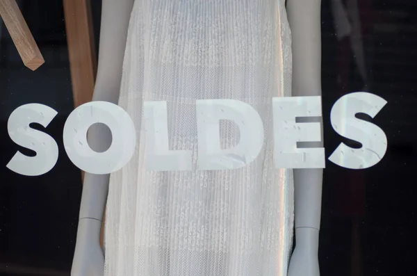 Signo de descuento "SOLDES" en la ventana en la tienda de moda francesa showroomon — Foto de Stock