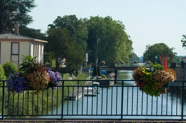 Panorama della Mulhouse in Alsazia con pittoresco canale e fiori — Foto Stock