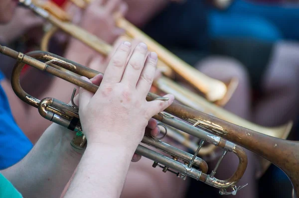 Tne Caddesi'nde trompet üzerinde müzisyen ellerin closeup — Stok fotoğraf