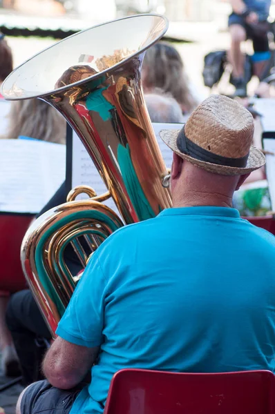 Retrato de tuba player con sombrero en la parte posterior tocando en la banda —  Fotos de Stock