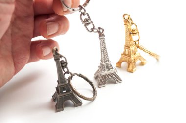 Elinde metalik Eyfel kulesi minyatürünün kapatılması 