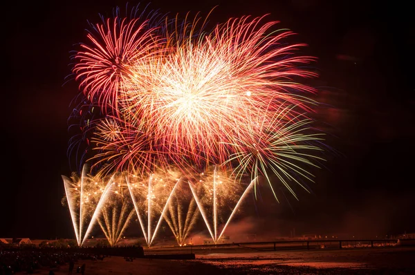 Vendita al dettaglio di fuochi d'artificio colorati sulla banchina di La Rochelle - Francia — Foto Stock
